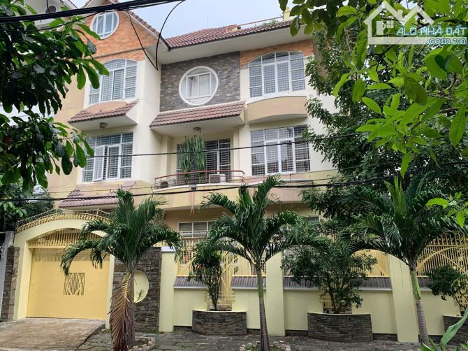 Biệt thự căn góc! Giảm giá sâu, đường Bình Lợi, P13, DT 18x18m, 4 tầng, 35.5 tỷ (TL) - 1