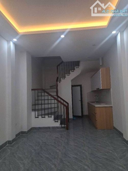 BÁN NHÀ RIÊNG 335 BÁT KHỐI,32M,5T,GIÁ 6,5TỶ,NHÀ MỚI,VỊ TRÍ ĐẸP,VÀI BƯỚC CHÂN RA Ô TÔ. - 1