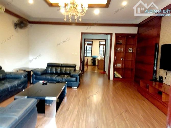 BÁN NHÀ TRẦN QUỐC HOÀN 55m2. GARA Ô TÔ, 2 Ô TÔ TRÁNH ĐỖ NGÀY ĐÊM TRƯỚC NHÀ - 1