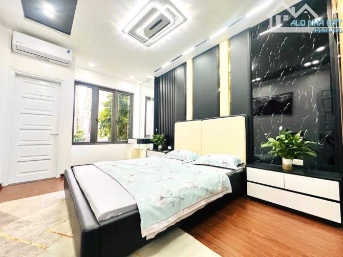 Võ Chí Công- nhà đẹp- chủ xây tâm huyết - 5 tầng đủ công năng- sổ phân lô. Giá 8 tỷ - 1