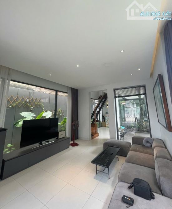 Q7 BIỆT THỰ NGHỈ DƯỠNG 7.5x29M CHỈ HƠN 100Tr/M2 ĐƯỜNG 8M SÂN 2 Ô TÔ ĐẬU 22.xT - 1