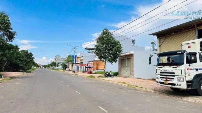 BÁN ĐẤT NGAY CHỢ ĐẦU MỐI PHƯỜNG TÂN HÒA BMT DT 10X20 TC FULL HƯỚNG NAM  GIÁ 6TY TẶNG KÈM - 1