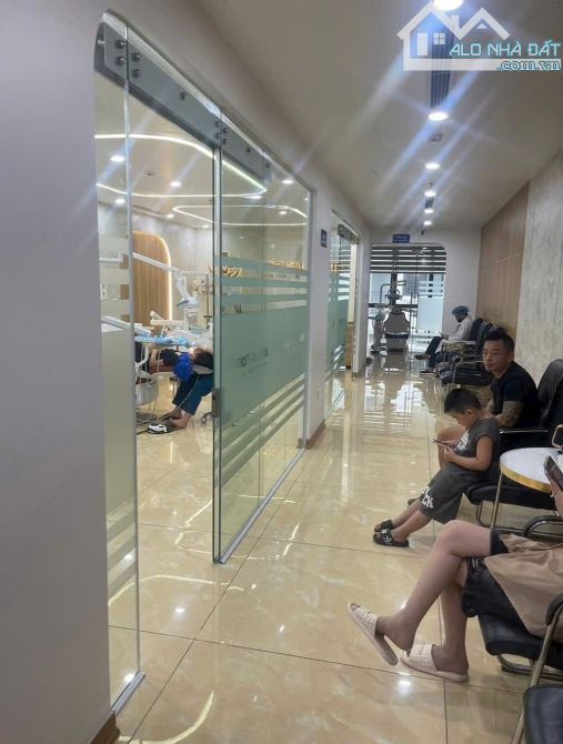 Bán nhà mặt phố Hoàng Quốc Việt, vỉa hè 10m, kinh doanh đỉnh cao, đối diện đại học - 1