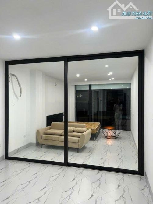 Tòa nhà Nguyên Hồng, Đống Đa, 65m2*10 Tầng, Mặt Tiền 5.3m, ôtô tránh, thông sàn thang máy - 1