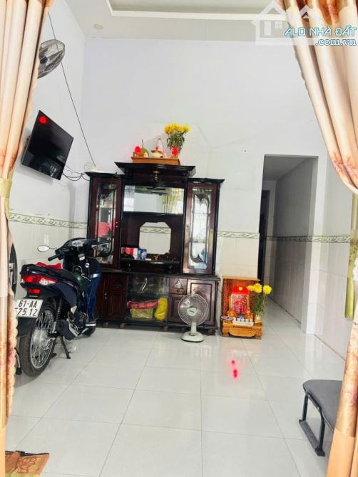 Bán nhà 99m2 Dĩ An,SHR đường xe hơi,gần chợ đêm Biconsi,giá rẻ - 1