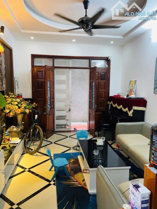 NHÀ ĐẸP GẦN PHỐ-NGÕ XE BA GÁC TRÁNH-VỀ Ở NGAY-33M2-5 TẦNG-8,3 TỶ - 1