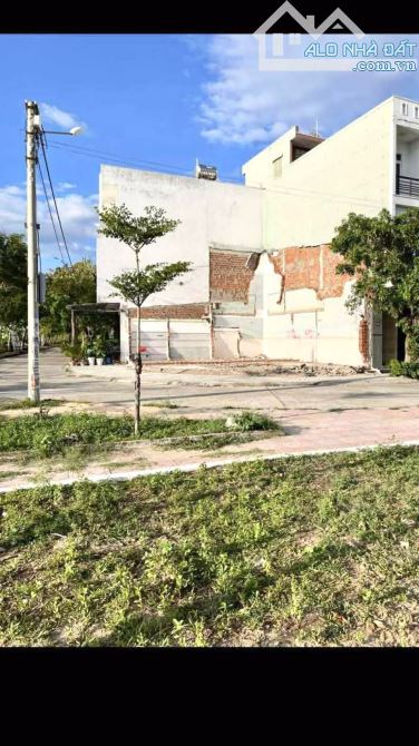 Bán lô đất mặt tiền đg Nguyễn Quãng lộ giới 12m DT 42m2 ngang 4,5m giá 2ty800 - 2
