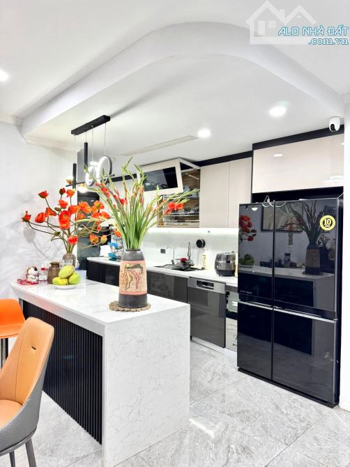 BÁN CHUNG CƯ CAO CẤP NEW SKYLINE VĂN QUÁN - HÀ ĐÔNG - NỘI THẤT ĐẸP - CĂN GÓC - 136M - 3PN - 2