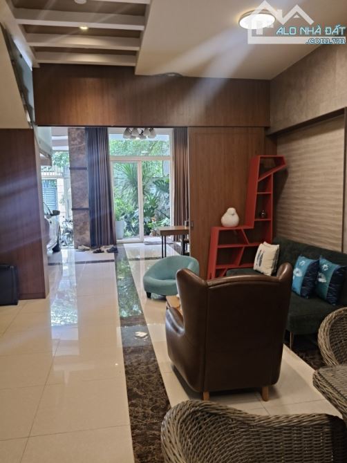 Gấp bán nhà Thủ Đức, giá 13.5 tỷ, 3 tầng, dt 125m2, gần Phan Chu Trinh. - 2