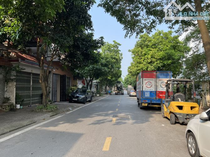 Chị gái cần bán gấp mảnh đất thổ cư mặt đường ô tô tránh có vỉa hè trên ngõ 195 Phúc Lợi - 2