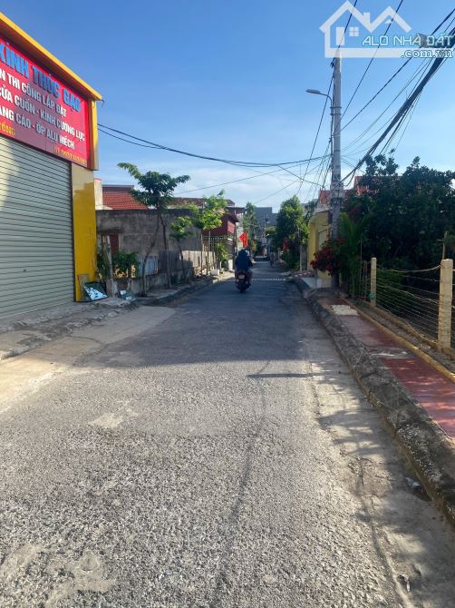 Cc gửi bán lô đất tdc gốc lim. Tuyến đầu tiên của vườn hoa. Không lỗi lầm. S: 112.9m2 Đườn - 2