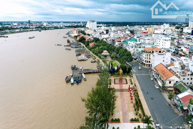 CHO THUÊ TÒA NHÀ GÓC 2 MẶT TIỀN NGAY BẾN NINH KIỀU GIÁ 200 TRIỆU THÁNG - 2