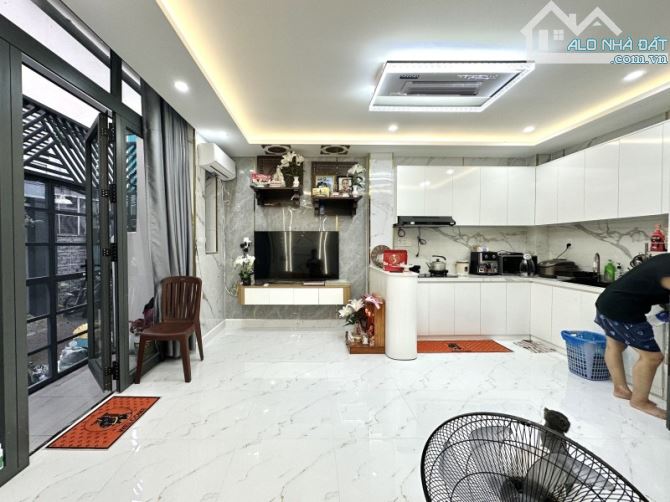 BÁN NHÀ 5 TẦNG ĐẸP - VẠN KIẾP GIÁP PHAN XÍCH LONG - (5.5x6.5) A4 - H3G THÔNG - 8.3 TỶ - 2