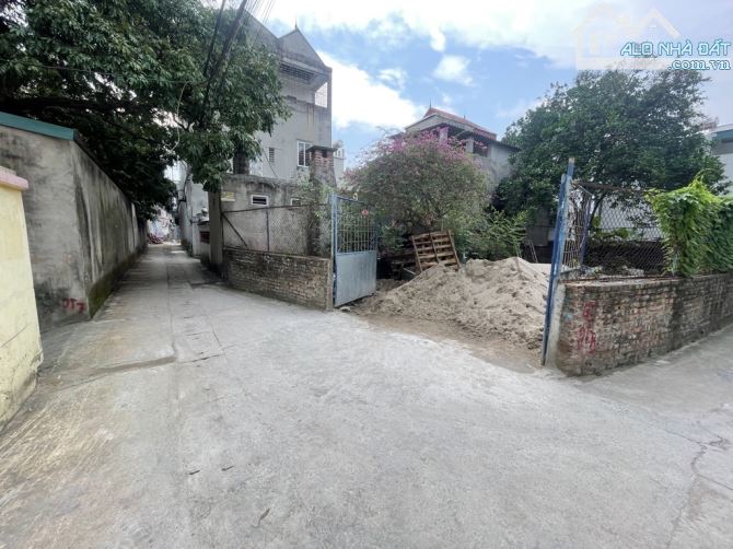 2 tỉ nhỉnh có lô đất tại xóm bãi uy nỗ đông anh đường thông ô tô đỗ cửa  👉 s46,5m  mt 4,4 - 2
