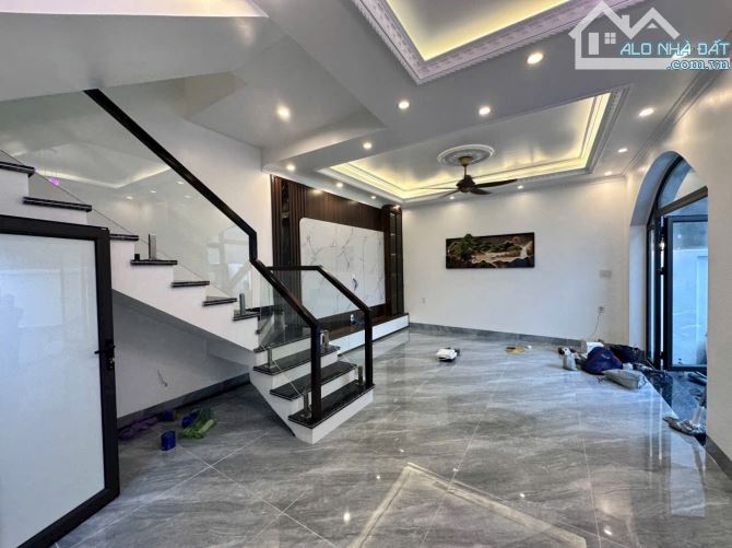 Căn nhà 3 tầng có địa chỉ tại Tổ dân phố 2 phường Thiên Hương diện tích: 68m2 ngõ ô tô vào - 3