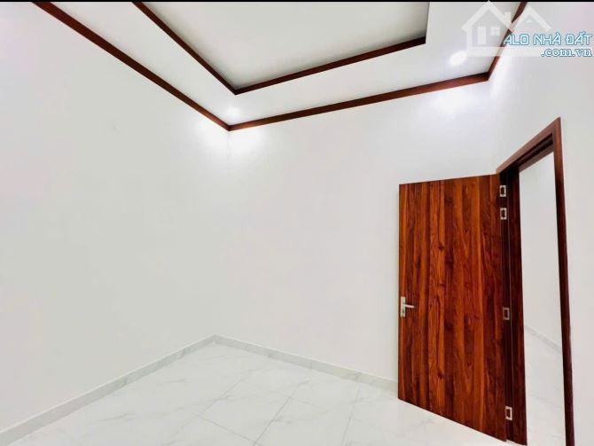 Cần tiền trả nợ bán gấp nhà còn mới 108m2 ở Hóc Môn giá 930 triệu.  Vị trí: nhà nằm ở đườn - 3