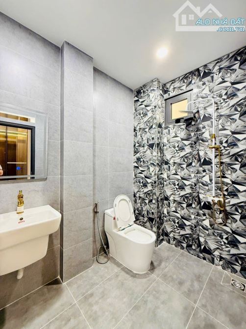 "Bán nhà mặt tiền K300 F12, Tân Bình , dt 143m2, nhà 4 lầu 8 phòng, giá 20.5 tỷ TL - 3