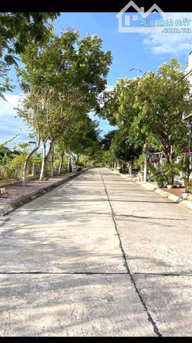 Bán lô đất mặt tiền đg Nguyễn Quãng lộ giới 12m DT 42m2 ngang 4,5m giá 2ty800 - 4