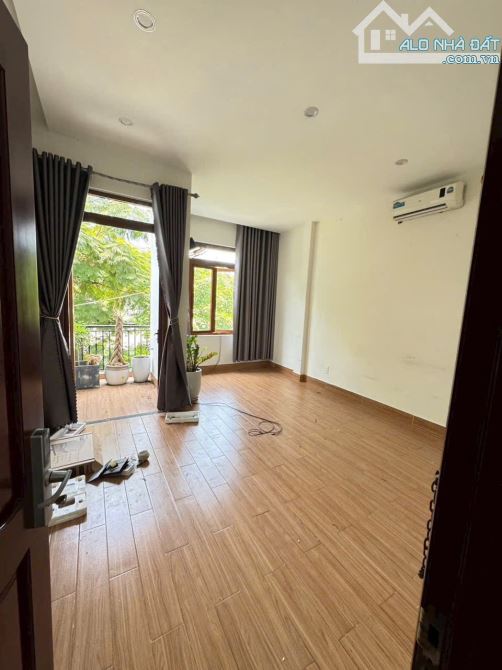 Nắm chủ - Nhà đẹp 3 tầng MT LÊ VĂN HIẾN, đối diện BV 600 giường -Đang cho thuê 18tr/th - 4