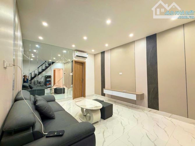 BÁN NHÀ TẬP THỂ NGHĨA TÂN - Ô TÔ - FULL NỘI THẤT - DT: 23/80M2, 3 NGỦ 2 WC - 3.95 TỶ - 4