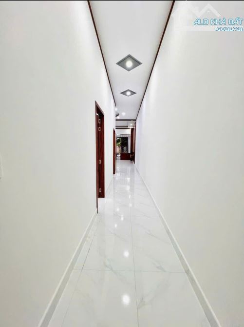 Cần tiền trả nợ bán gấp nhà còn mới 108m2 ở Hóc Môn giá 930 triệu.  Vị trí: nhà nằm ở đườn - 4