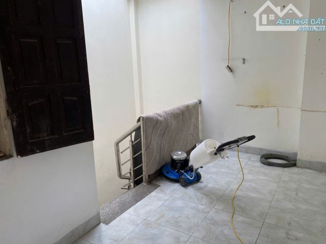 Cho thuê nhà phân lô Đền Lừ, 6 tầng x 40m2, 17 triệu Vp, KD, kho - 4