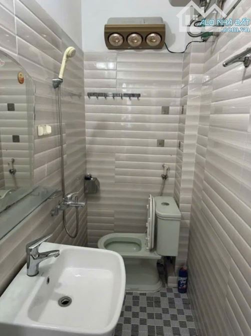 FULL NỘI THẤT NHÀ ĐẸ -ÔTÔ ĐỖ CỬA-SÁT PHỔ-VỊ TRÍ ĐẮC ĐỊA 27/35M -3 TẦNG - 3,45 TỶ PHỔ VỌNG - 4