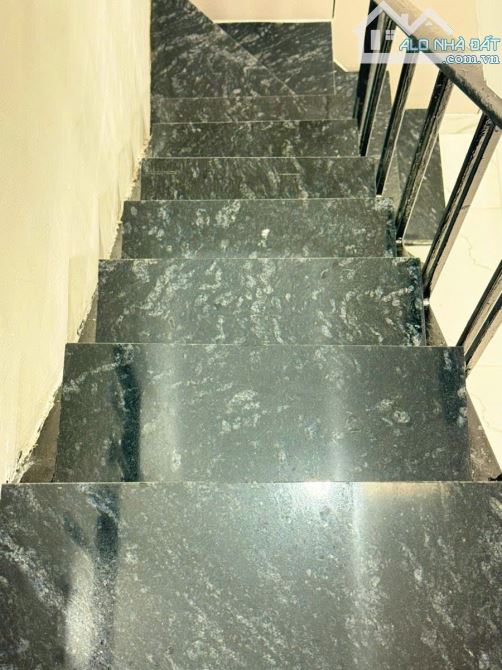 BÁN NHÀ TẬP THỂ NGHĨA TÂN - Ô TÔ - FULL NỘI THẤT - DT: 23/80M2, 3 NGỦ 2 WC - 3.95 TỶ - 5