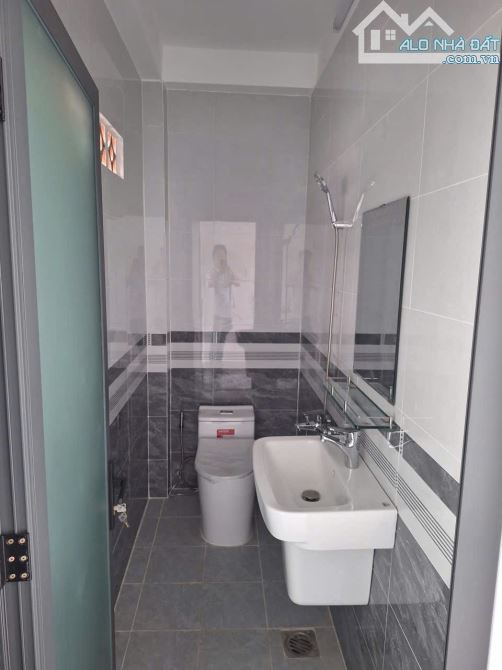 Bán nhà một trệt 2 lầu có hai phòng ngủ đường Nguyễn Quý yêm diện tích 4 x 10 giá 5,4 tỷ T - 5