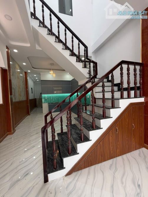 Nhà 2 Tầng Dĩ An, 67m2, Xe hơi Tránh, SHR, chỉ 4 tỷ - 5