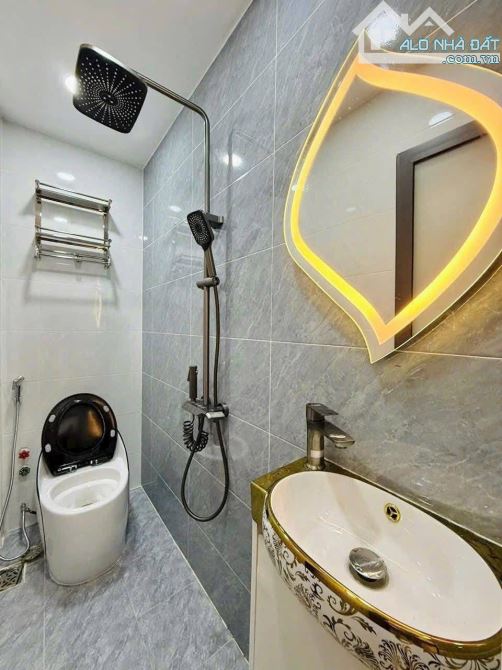 Căn nhà đẹp 2 tầng ngay Dương Quảng Hàm, GV. Giá : 3 Tỷ 090 / 50.4m2. SHR, hẻm xe hơi 5m - 7
