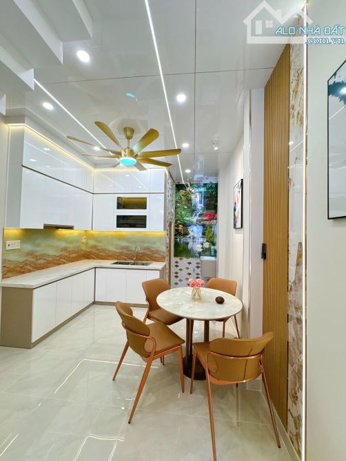 NHÀ ĐẸP MỚI SÁT MT PHẠM VĂN CHIÊU 4,5x11M - LỮNG 2 LẦU - 3PN -4WC - 6TY6. - 7