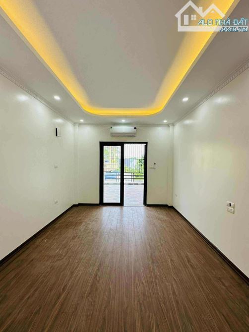 Bán nhà 5 tầng Thượng Thanh, xây mới, 60m2, có sân cổng để xe, gần ô tô, giá nhỉnh 6 tỷ - 7
