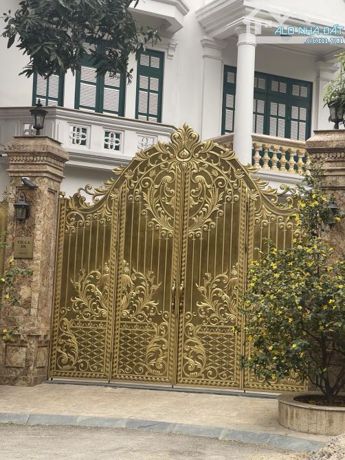 Bán biệt thư sân vườn quận Cầu Giấy, nội thất nhập khẩu, DT 268.5m2 5T, ở kết hợp vp, 74tỷ - 7