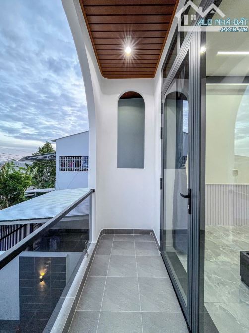 BÁN NHÀ TRỆT LẦU MỚI XÂY HIỆN ĐẠI CÓ SÂN ĐẬU ĐƯỢC Ô TÔ GẦN CHỢ BÀ BỘ - 8