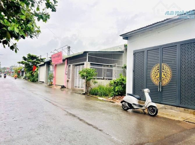 Cần tiền trả nợ bán gấp nhà còn mới 108m2 ở Hóc Môn giá 930 triệu.  Vị trí: nhà nằm ở đườn - 8