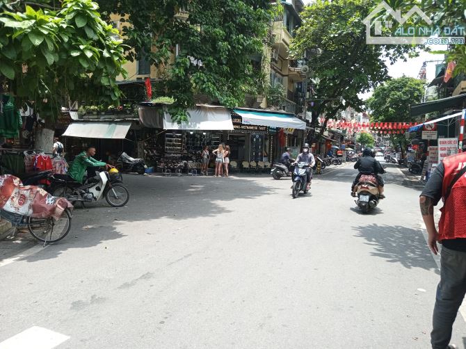 Mặt phố Hàng Buồm 486m2, Mặt tiền 15,1m, Giá 210 tỷ * đầu tư có lãi ngay 925 tỷ ngon ơ **