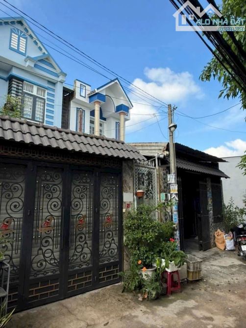 SIÊU PHẨM 2 TẦNG HẺM XE HƠI (TTT) HÓC MÔN SAU LƯNG CHỢ THỚI TỨ HÓC MÔN.