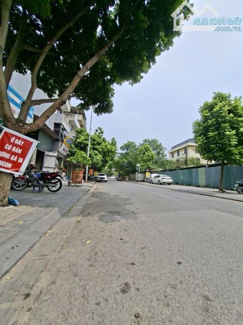 Nhà mặt phố,vỉa hè 2 bên đá bóng,kinh doanh sầm uất