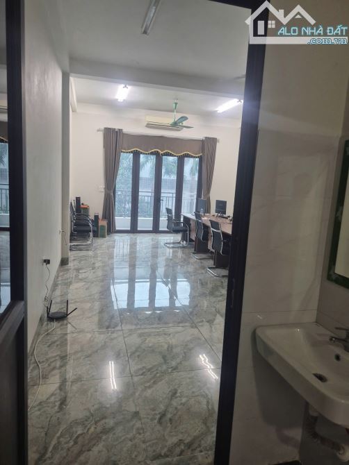 Bán nhà 4 tầng Trục chính Chu Mẫu . dt 92,3m . mt 5m . hướng ĐN . giá 8 ty8