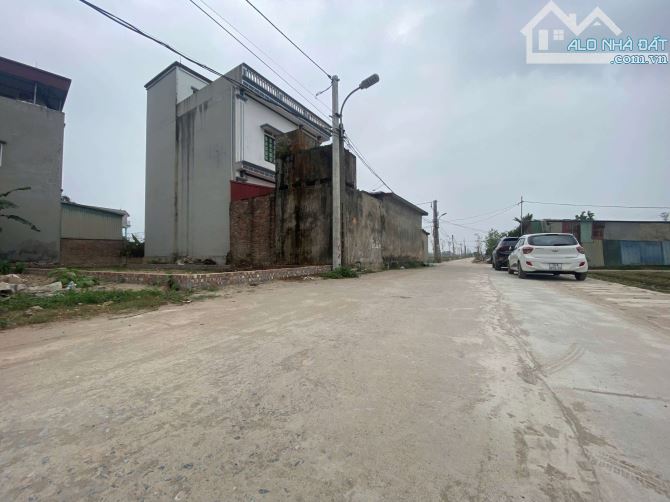 50m mt 6m TT Quang Minh,giá 2,1x tỷ.LH chính chủ, ô tô vào đất