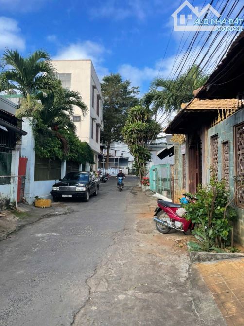 NHÀ ĐẸP KIÊN CỐ HẺM 320 TRẦN PHÚ NỘI THẤT XỊN XÒ TOÀN GỖ TỰ NHIÊN - Loctran