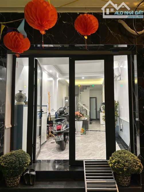 GIÁ NGON – BÁN NHÀ THẠCH BÀN, LONG BIÊN – SÁT Ô TÔ TRÁNH – 34M² x 5T, CHỈ NHỈNH 5 TỶ