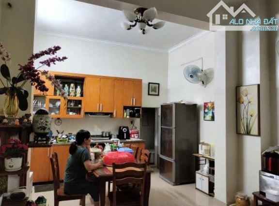 12,25 TỶ = 50M2. MT: 4,2M. 4 TẦNG, 4 NGỦ. TRẦN THÁI TÔNG, CẦU GIẤY.
