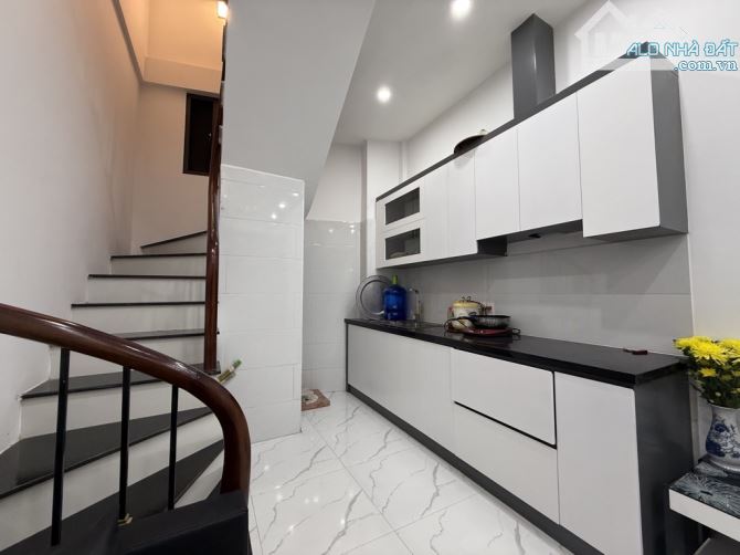 Hơn 5 tỷ- Đống đa- Nhà xây mới 20m*5 tầng, gần ô tô