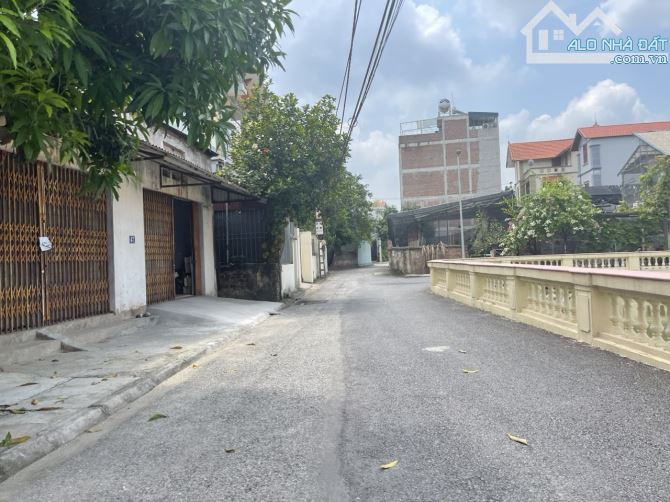 Cần bán lô đất 150m đất cạnh trường THCS Đông Dư, gần hồ ủy ban xã, phù hợp làm nhà vườn