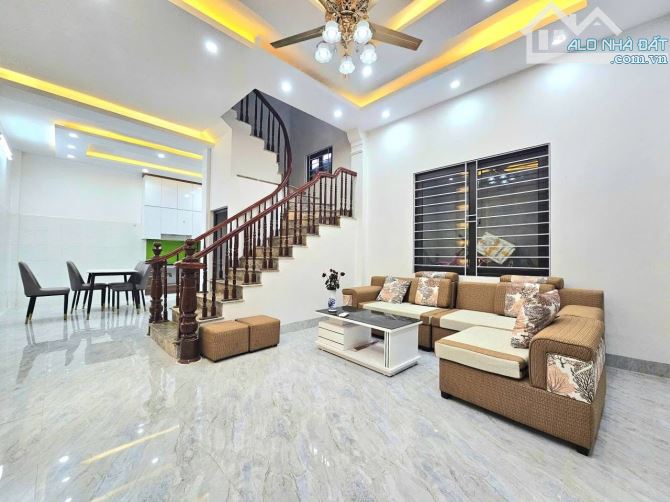 Bán nhà Xuân La, 40m x 5 tầng, nội thất xịn, ngõ 3,8m, gần công viên.