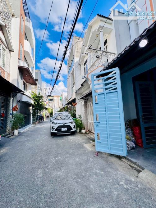 Nhà xe hơi né 4 phòng ngủ thạnh Lộc 16