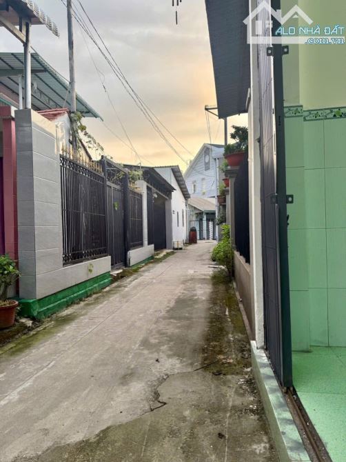 NHÀ CHÁNH NGHĨA  1 trệt + 1 lửng, gồm 3 phòng ngủ  Đường ô tô 4 chỗ tới nhà