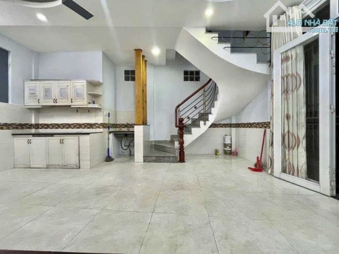 Bán nhà Dương Bá Trạc , lô góc , hẻm xe hơi,diện tích khủng ngang 5,2m x 25 x 3 tầng , 13t